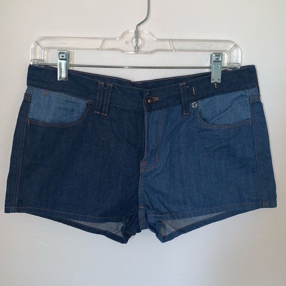 Madewell blue short .Size 26 .With different blue tones .Gorgeous ❤️❤️❤️❤️❤️❤️❤️ - Picture 3 of 7